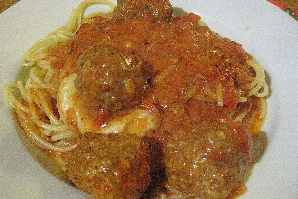 Hackbällchen mit Tomatensauce und Mozzarella