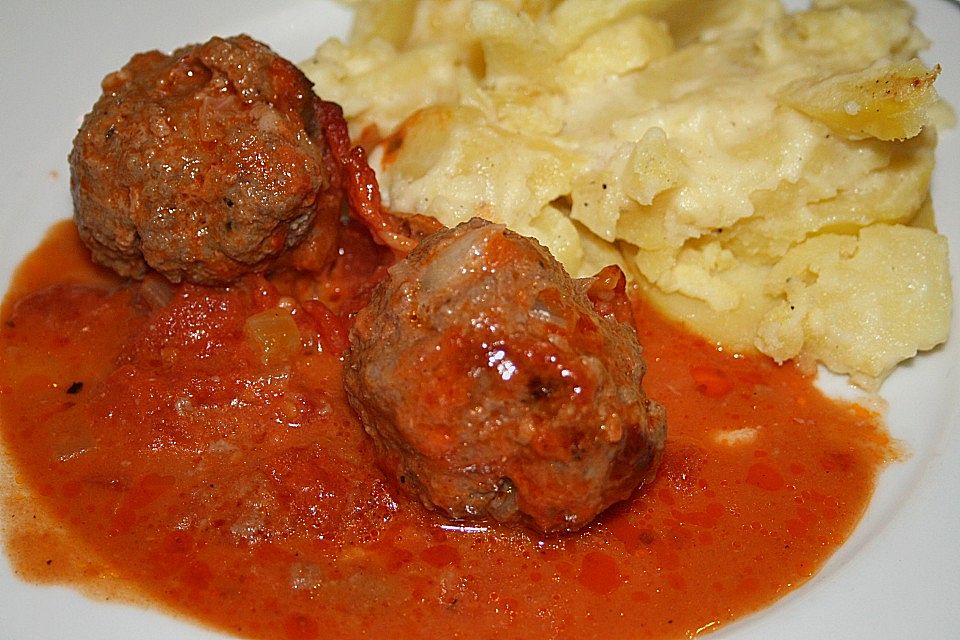 Hackbällchen mit Tomatensauce und Mozzarella