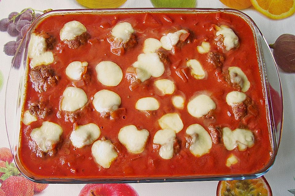 Hackbällchen mit Tomatensauce und Mozzarella