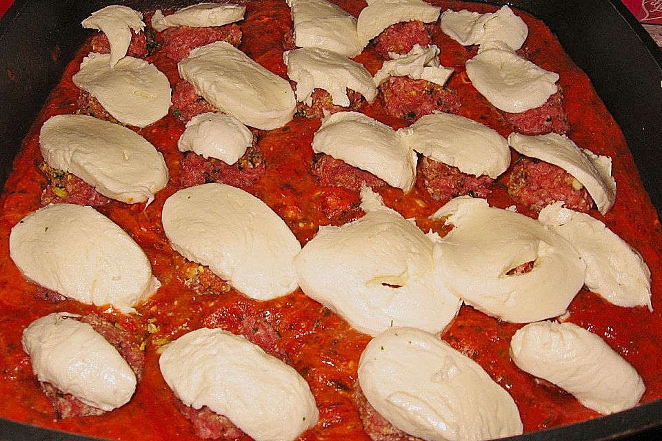 Hackbällchen mit Tomatensauce und Mozzarella