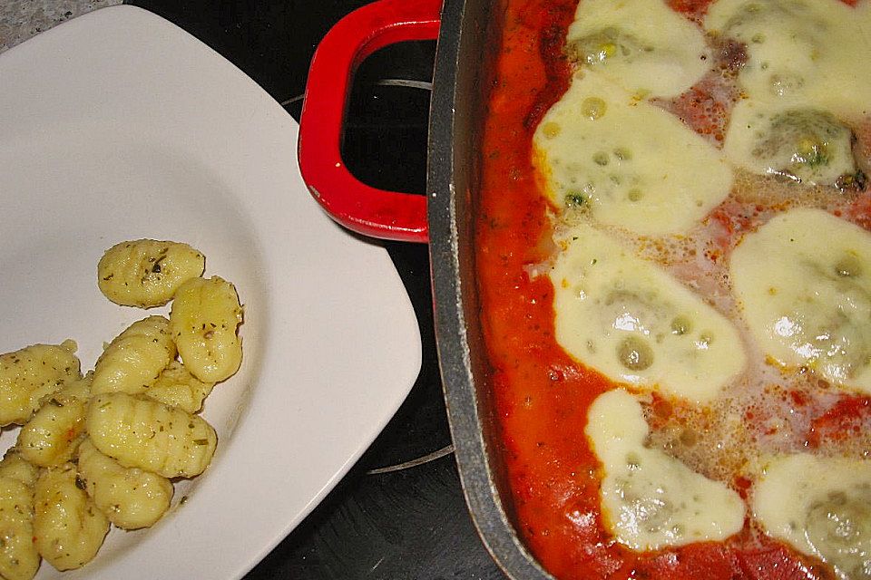 Hackbällchen mit Tomatensauce und Mozzarella