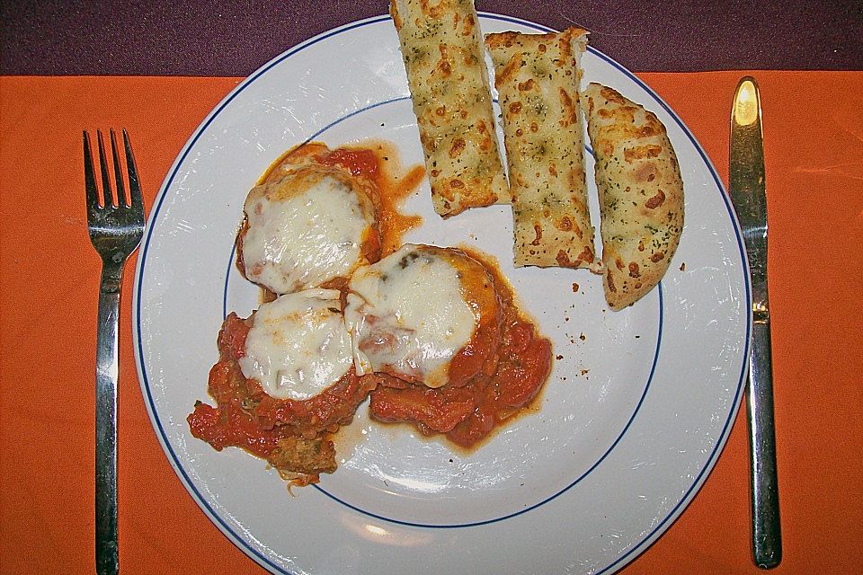 Hackbällchen mit Tomatensauce und Mozzarella