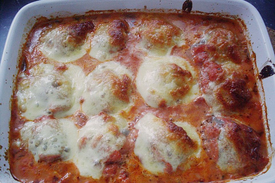 Hackbällchen mit Tomatensauce und Mozzarella