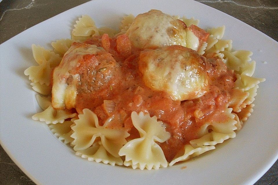 Hackbällchen mit Tomatensauce und Mozzarella