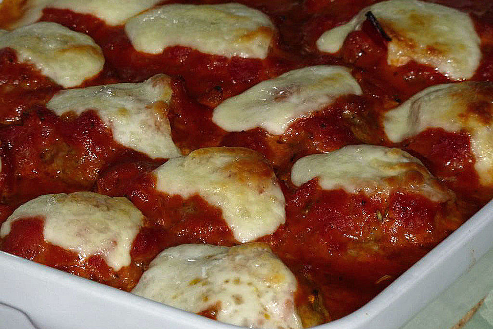 Hackbällchen mit Tomatensauce und Mozzarella