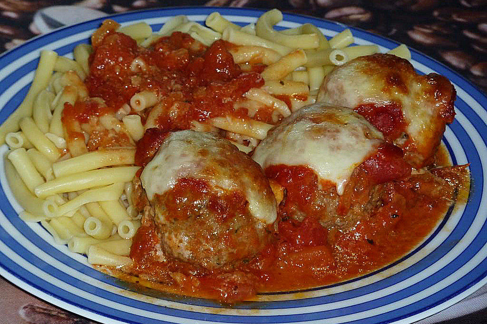 Hackbällchen mit Tomatensauce und Mozzarella