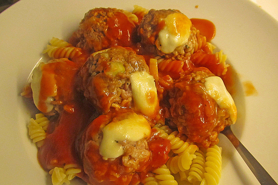 Hackbällchen mit Tomatensauce und Mozzarella