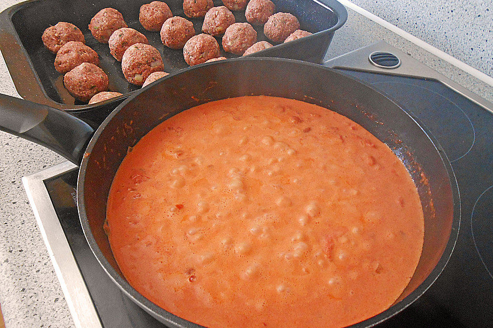 Hackbällchen mit Tomatensauce und Mozzarella