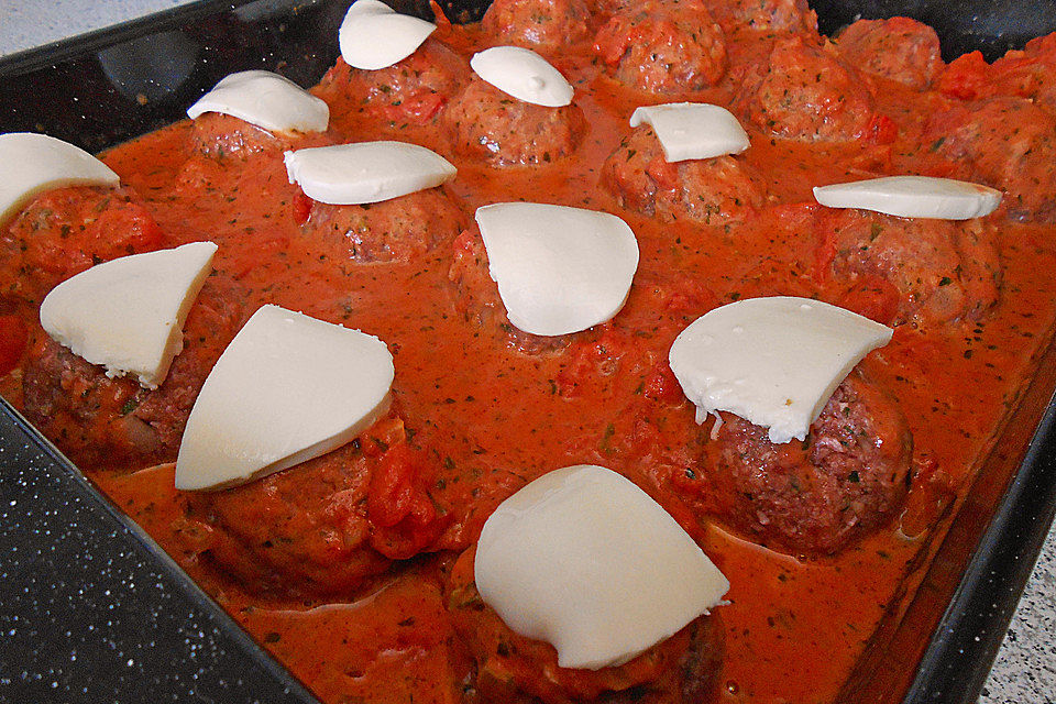 Hackbällchen mit Tomatensauce und Mozzarella