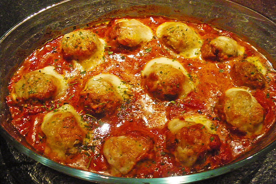 Hackbällchen mit Tomatensauce und Mozzarella