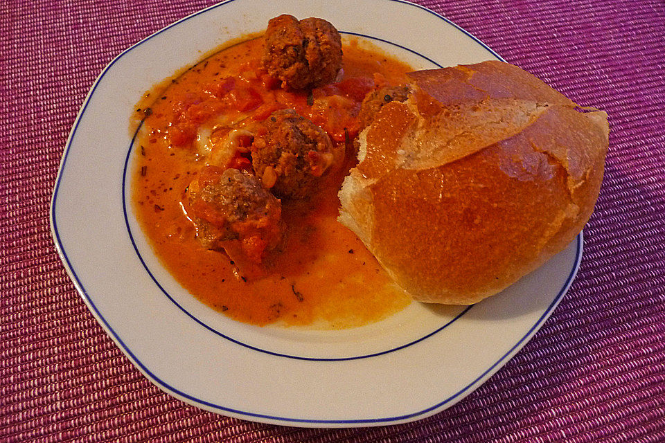 Hackbällchen mit Tomatensauce und Mozzarella