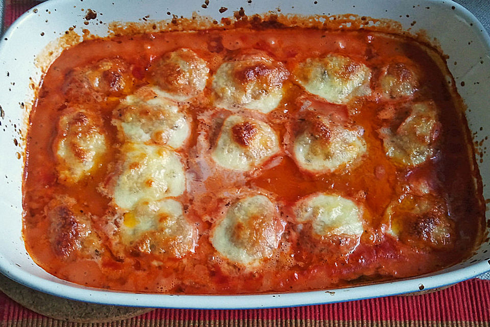 Hackbällchen mit Tomatensauce und Mozzarella