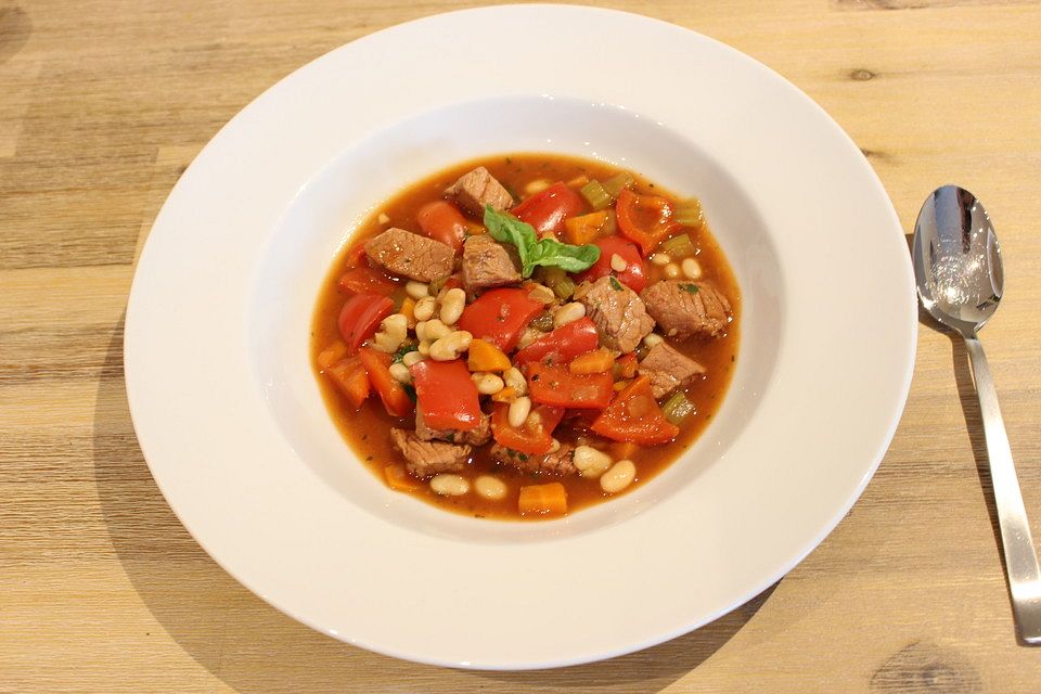 Gulasch mit Zwiebeln und Paprika