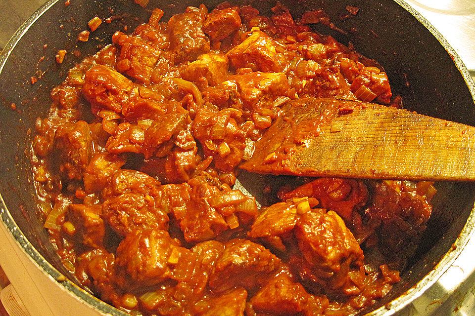 Gulasch mit Zwiebeln und Paprika