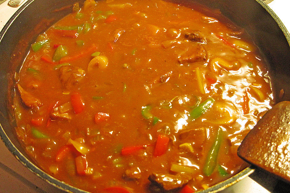 Gulasch mit Zwiebeln und Paprika