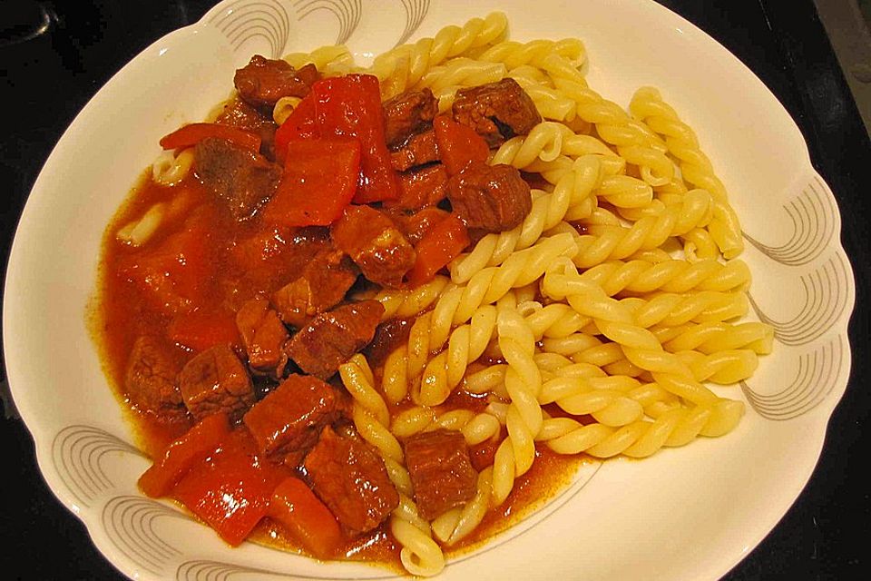 Gulasch mit Zwiebeln und Paprika