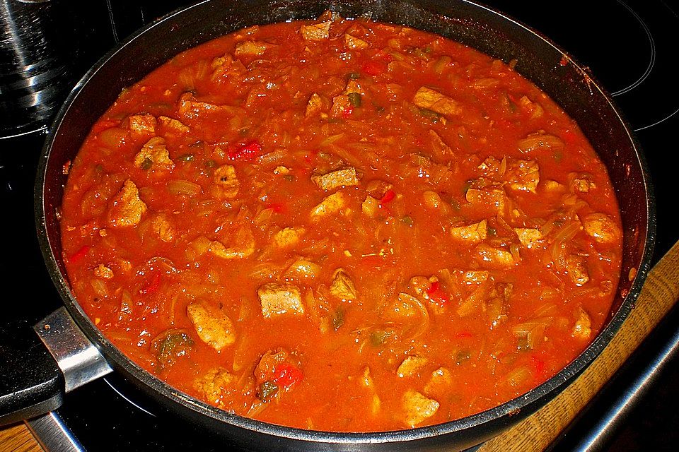 Gulasch mit Zwiebeln und Paprika