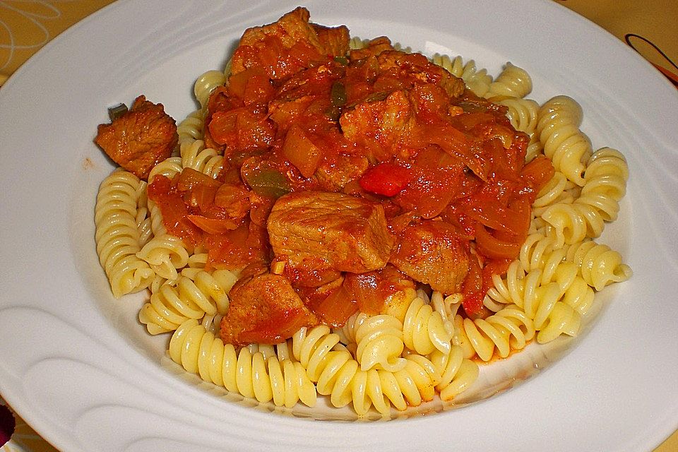 Gulasch mit Zwiebeln und Paprika