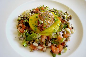 Wachtelbrüstchen auf gelbem Erbsenpüree mit Champignon-Lauch-Gemüse