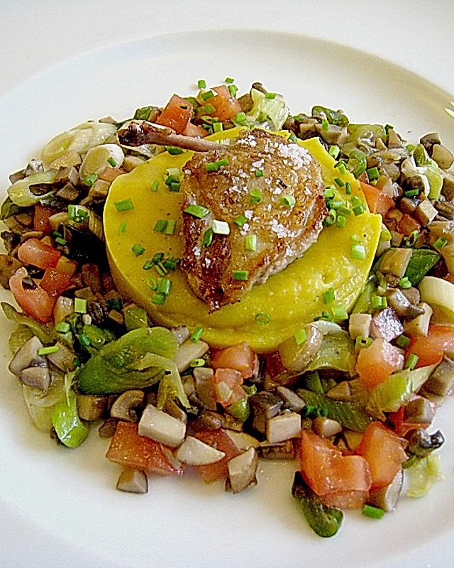 Wachtelbrüstchen auf gelbem Erbsenpüree mit Champignon - Lauch - Gemüse