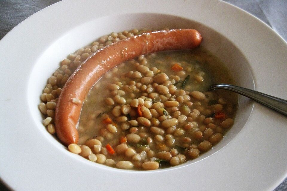 Weiße Bohnensuppe mit Wurst