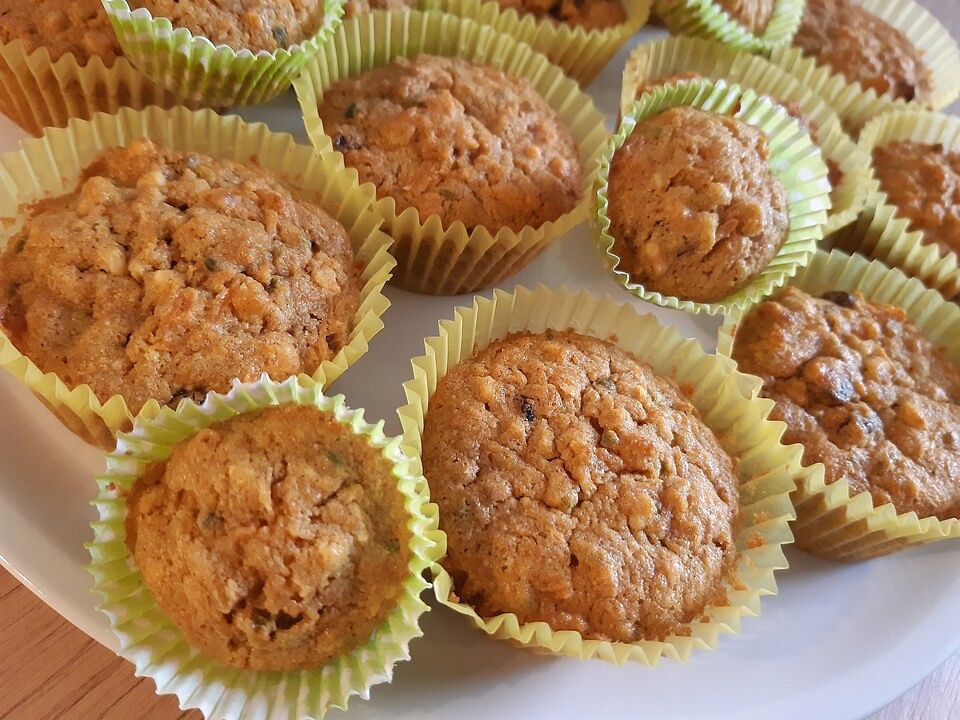 Karotten - Walnuss - Rosinen - Muffins von riaco| Chefkoch