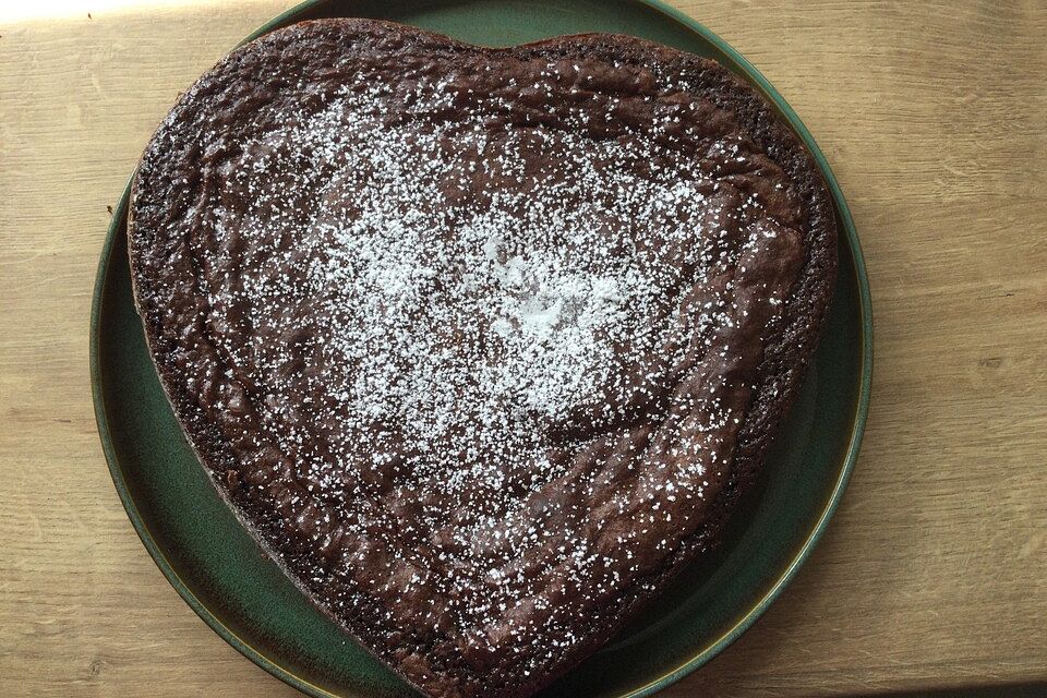 Schlanker Schokoladenkuchen mit Orangenraspeln (ohne Butter)