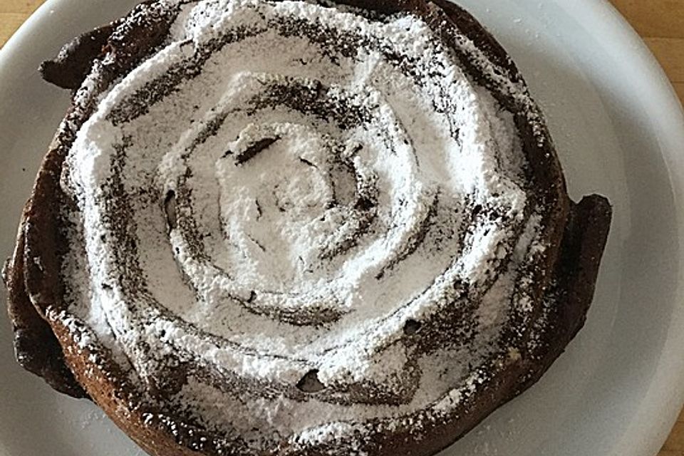 Schlanker Schokoladenkuchen mit Orangenraspeln (ohne Butter)