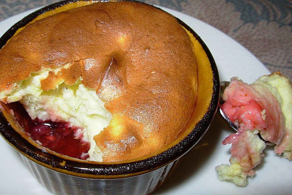 Soufflé mit Zimt und Birnenkompott