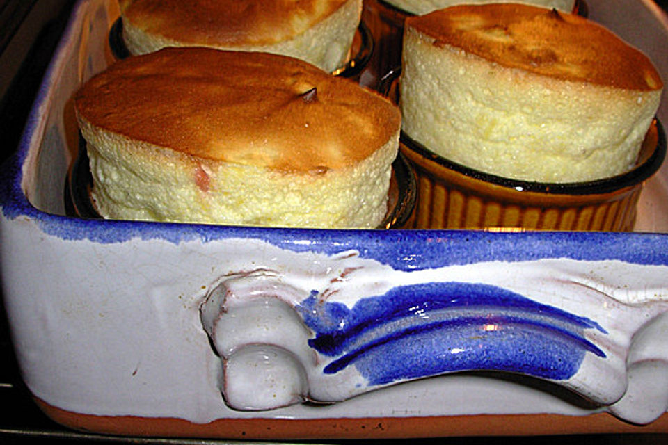 Soufflé mit Zimt und Birnenkompott