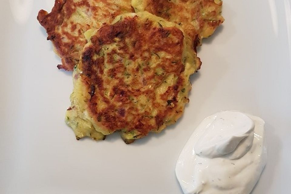 Zucchini-Küchlein mit Joghurtdip