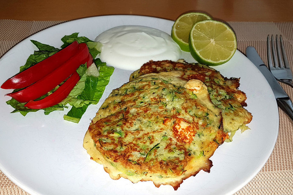 Zucchini-Küchlein mit Joghurtdip