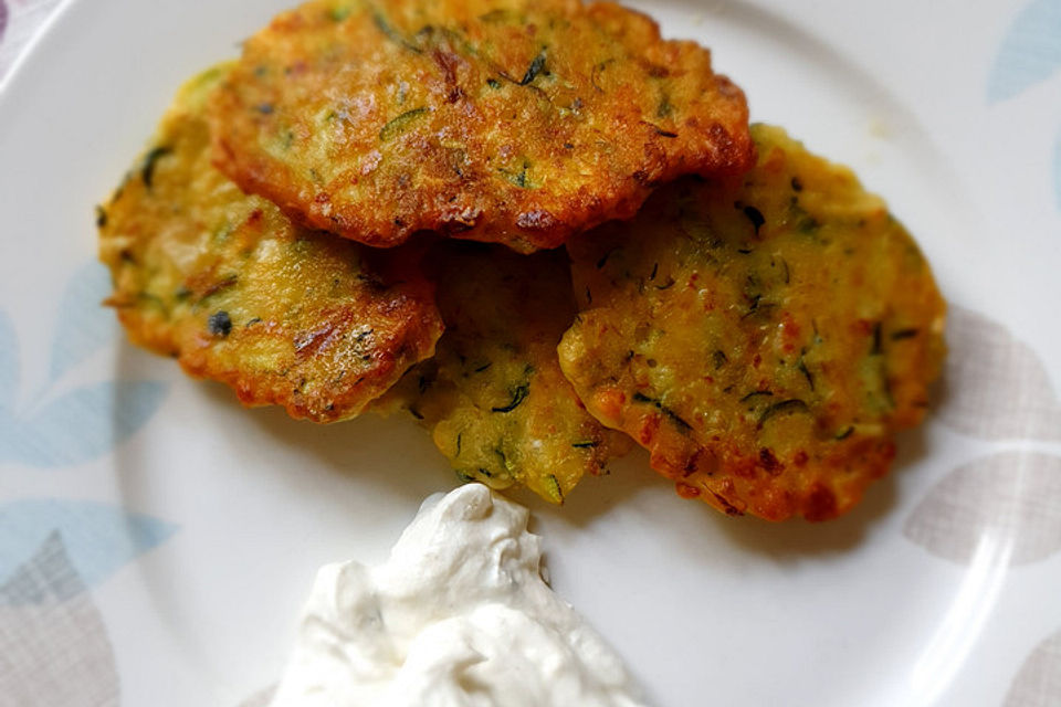 Zucchini-Küchlein mit Joghurtdip