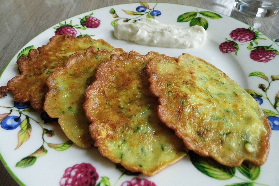 Zucchini-Küchlein mit Joghurtdip