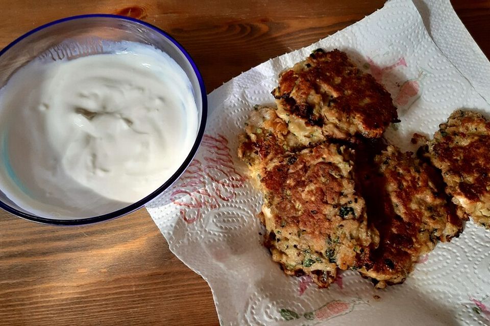 Zucchini-Küchlein mit Joghurtdip