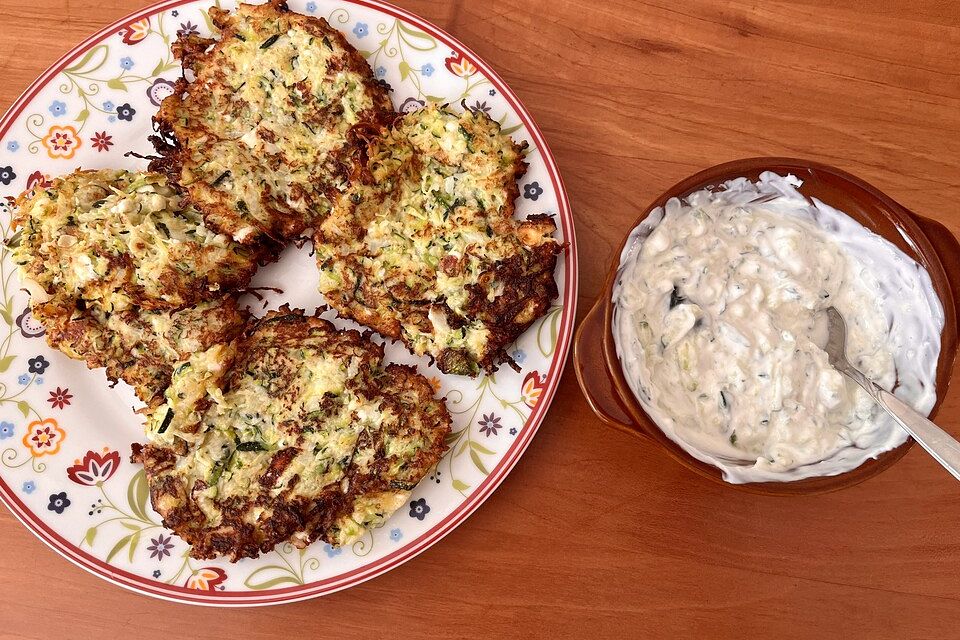 Zucchini-Küchlein mit Joghurtdip