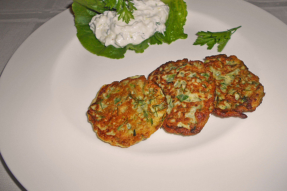 Zucchini-Küchlein mit Joghurtdip