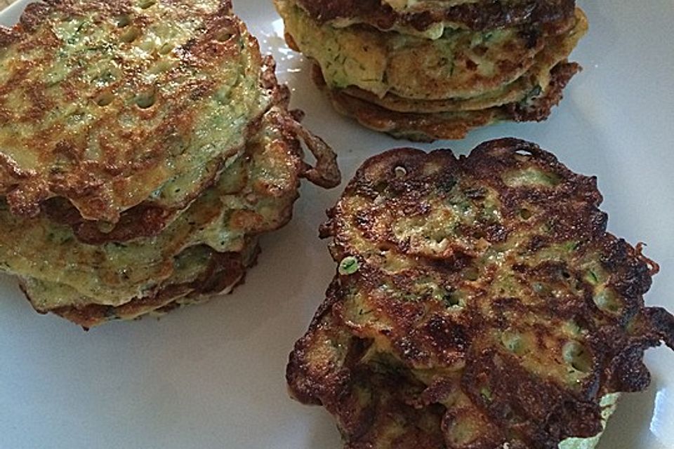 Zucchini-Küchlein mit Joghurtdip