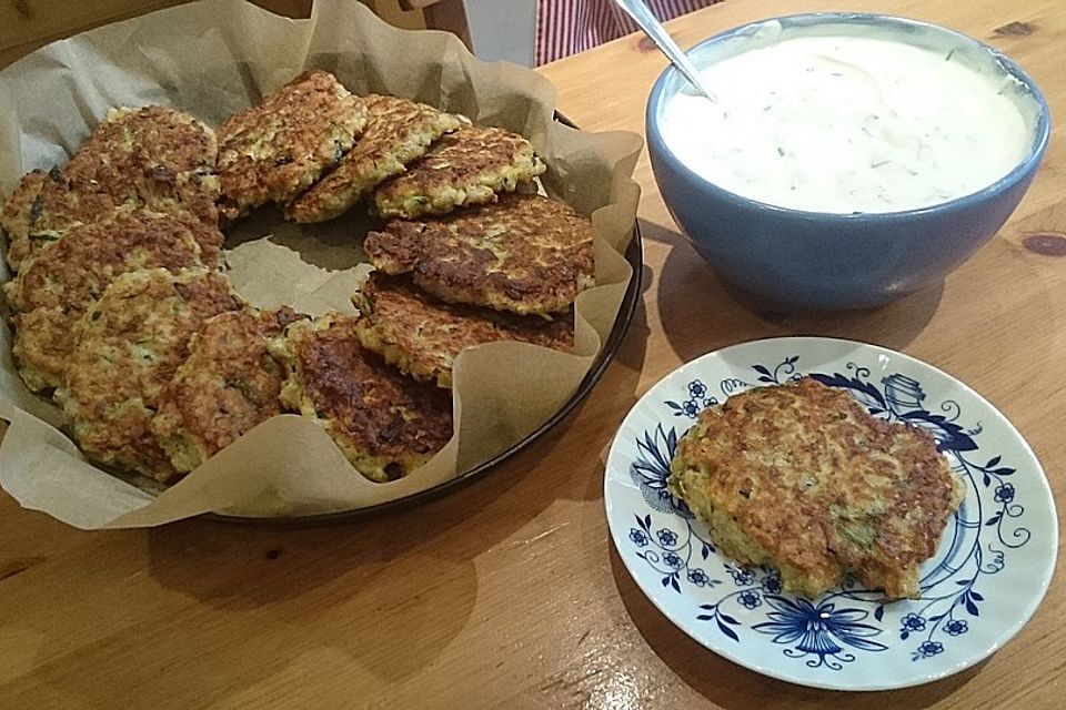 Zucchini-Küchlein mit Joghurtdip