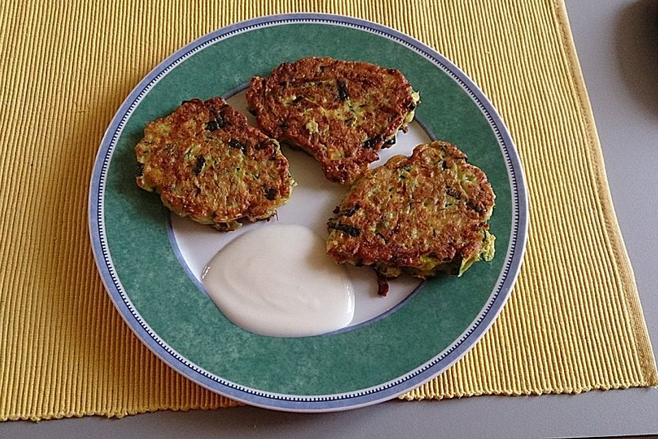 Zucchini-Küchlein mit Joghurtdip