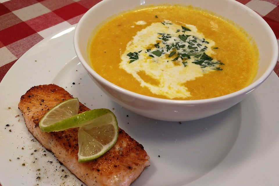 Kürbissuppe mit Äpfeln, Birnen + Lachs