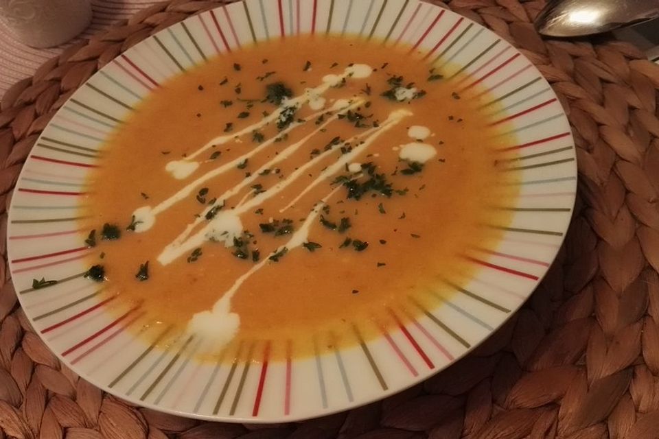 Kürbissuppe mit Äpfeln, Birnen + Lachs