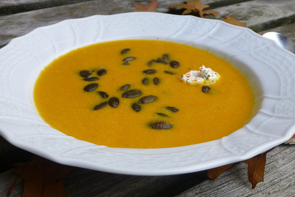 Kürbissuppe mit Äpfeln, Birnen + Lachs