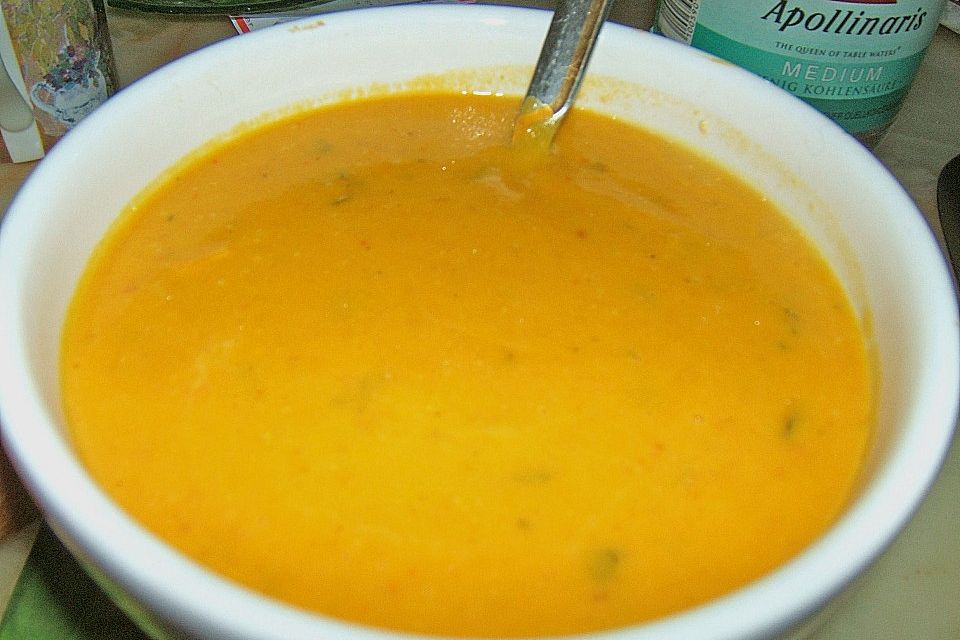 Kürbissuppe mit Äpfeln, Birnen + Lachs