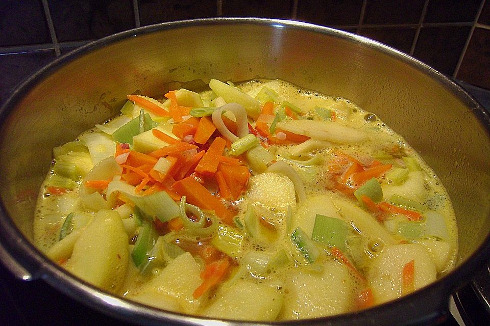 Kürbissuppe mit Äpfeln, Birnen + Lachs