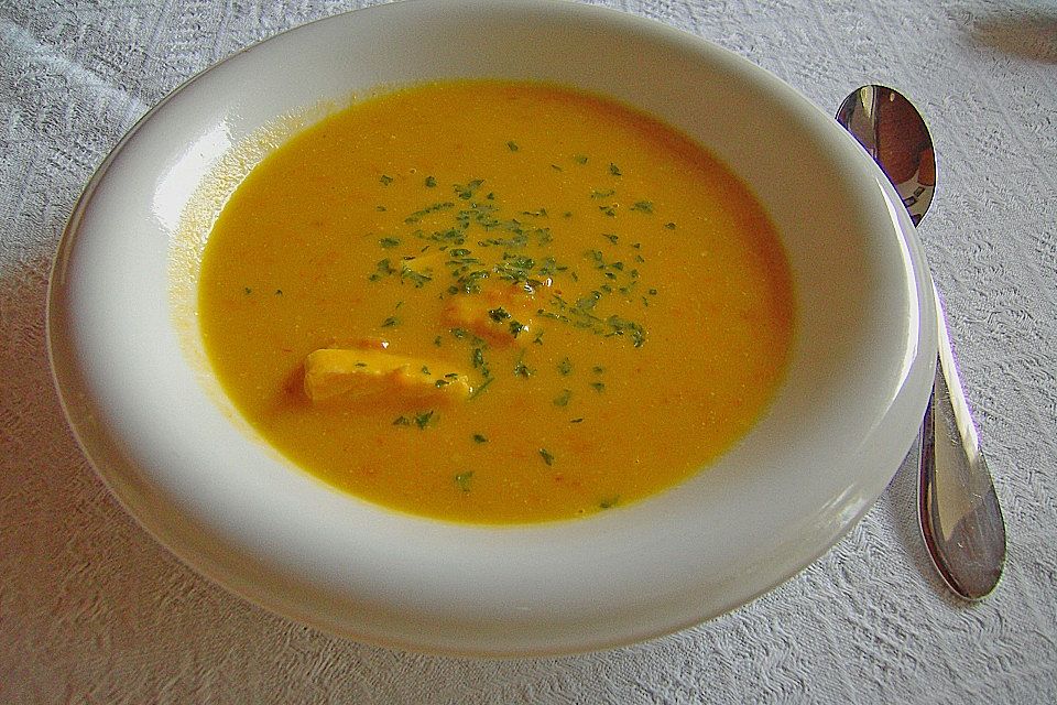 Kürbissuppe mit Äpfeln, Birnen + Lachs