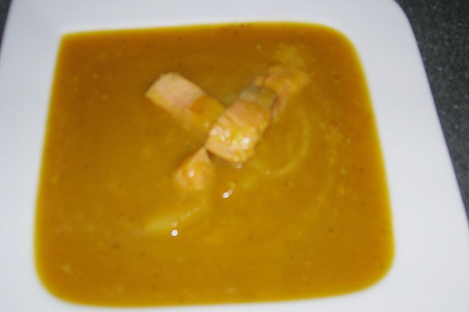 Kürbissuppe mit Äpfeln, Birnen + Lachs