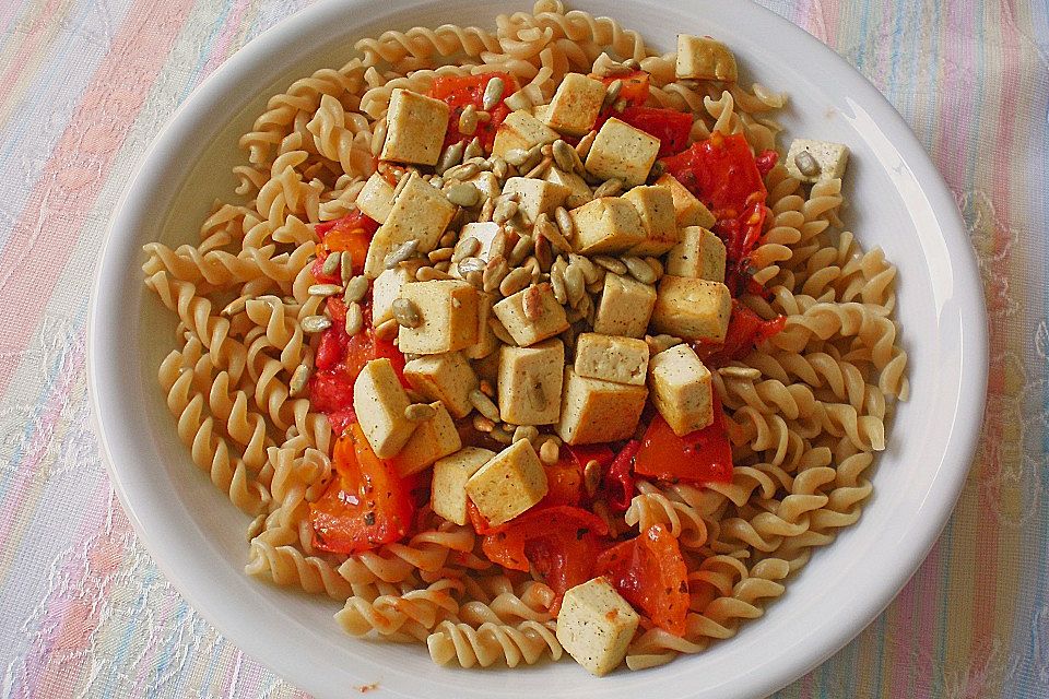 Pasta mit Tomaten, Tofu und Sonnenblumenkernen