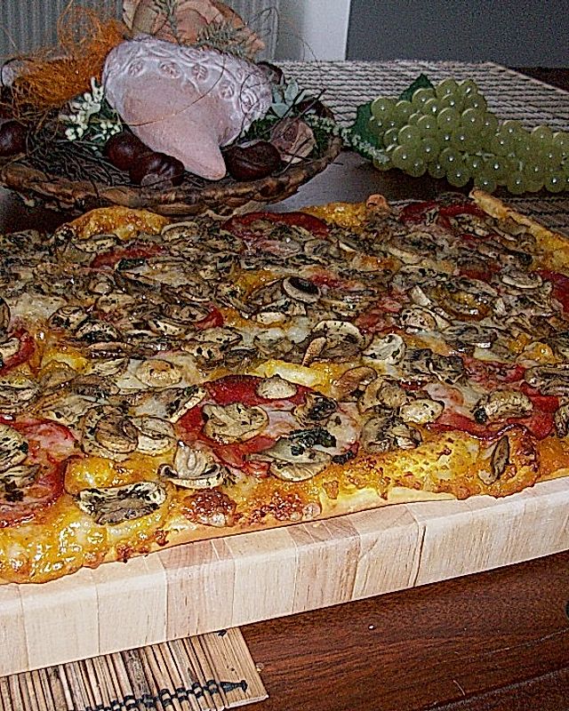 Kürbispizza mit Chorizo, Gruyère und braunen Champignons