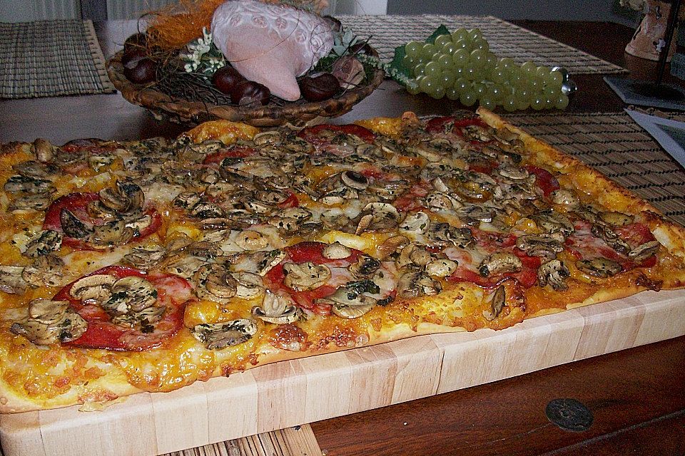 Kürbispizza mit Chorizo, Gruyère und braunen Champignons